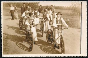 1949 Szüreti mulatságra igyekvő gyerekek népviseletben, biciklivel Mezőkövesd vidékén, hátoldalon feliratozott fotó, szép állapotban, 8,5×13,5 cm
