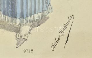 cca 1910 "Chic Parisien", színes női divatkép. Nyomat, papír, Atelier Bachwitz kiadása. 37...