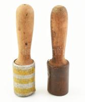 2 db régi gyakorló kézigránát, fa és fém, az egyik nyelén 1914-es dátummal h: 20 cm
