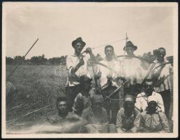 1927 A kiszombori arató banda, hátoldalon feliratozott fotó, 8,5×11 cm