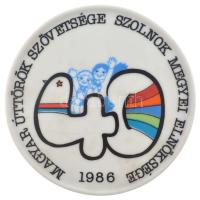 1986. Magyar Úttörők Szövetsége Szolnok Megyei Elnöksége Hollóházi porcelán emlékérem dobozában (88mm)