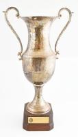 1977. X. Marcello Bertinetti vívóbajnoksági kupa. Ezüstözött fém, fa talapzaton. Kopásokkal, m: 64 cm