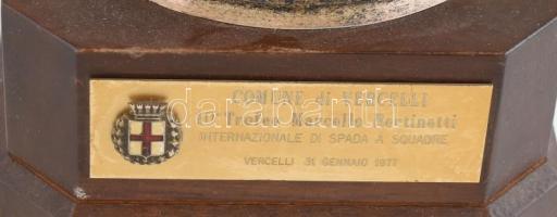 1977. X. Marcello Bertinetti vívóbajnoksági kupa. Ezüstözött fém, fa talapzaton. Kopásokkal, m: 64 c...