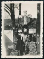 cca 1938 A parádi üveggyár raktára előtt eladandó termékekkel, hátoldalon feliratozott fotó, szép állapotban, 8,5×6 cm