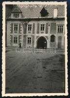 cca 1940 Az Erdélyi Szépmíves Céh könyvkiállítása Kolozsváron, Mátyás király szülőházában, fotó, jó állapotban, 8,5×6 cm