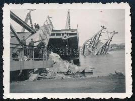 1941 Az újvidéki felrobbantott közúti híd, fotó, hátoldalon felirattal, 5×6 cm