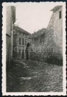 1933 Bp., Tabán, Aranykakas utca, fotó, hátoldalon felirattal, 8,5×5,5 cm