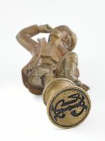 figurális bronz pecsétnyomó, vésett, m: 10 cm