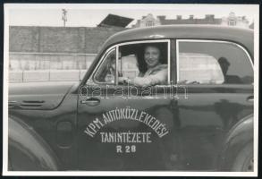cca 1957 Tanulóvezető a KPM Autóközlekedési Tanintézete autójában, fotó, 6×9 cm