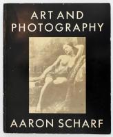 Aaron Scharf: Art and Photography. London, 1975., Penguin Books. Fekete-fehér fotókkal illusztrált. Angol nyelven. Kiadói papírkötés, a borítón kis kopásnyomokkal.