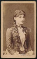 cca 1890 Női portré, keményhátú fotó Hegedűs Vilmos szentesi műterméből, 10,5×6,5 cm