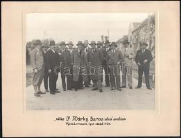 1935 Kondoros, ,,vitéz Dr. Márky Barna utca avatása, öltönyös urak csoportképe; nagyméretű, kartonra kasírozott fotó, 23,5x18 cm