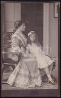 cca 1900 Cselkó Emília és lánya, keményhátú fotó Kossak József műterméből, felületi karcolásokkal, 21,5×13 cm