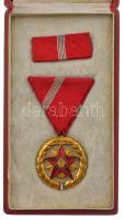 1954. Szocialista Munkáért Érdemérem zománcozott fém kitüntetés mellszalagon, szalagsávval, dombornyomott Rákosi-címeres dísztokban T:1-  NMK 603.