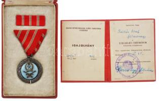 1954. Szolgálati Érdemérem zománcozott kitüntetés mellszalagon, szalagsávval, hozzá tartozó igazolvánnyal, eredeti dombornyomott Rákosi-címeres tokban T:1-,2 NMK 617.