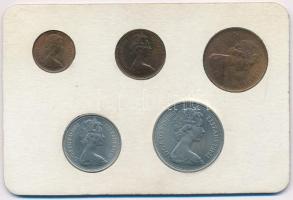 Nagy-Britannia 1968-1971. 1/2p-10P (5xklf) Nagy-Britannia első decimális érméi forgalmi összeállítás kartonlapon, leírással, eredeti műanyag tokban T:1  Great Britain 1968-1971. 1/2 Penny - 10 New Pence (5xdiff) Britains first Decimal Coins coin set in cardboard with description, in original plastic case C:UNC