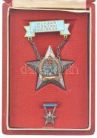 ~1950. Kiváló műszaki dolgozó Rákosi-címeres zománcozott kitüntetés, miniatűrrel, dombornyomott Rákosi-címeres tokban T:1-