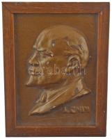 ~1970-1980. Egyoldalas festett gipsz(?) Lenin plakett fa dobozba applikálva (190x155x85mm). Használt, megkímélt állapotban kis kopásokkal.
