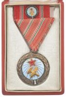 1954. Munka Érdemérem zománcozott bronz kitüntetés mellszalagon, szalagsávon miniatűrrel, eredeti Rákosi-címeres tokban, korabeli (~1957) Kádár-címeres felülragasztással T:1- NMK 606.