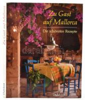 Zu Gast auf Mallorca - Die schönsten Rezepte. Köln, 1993, DuMont. Gazdag képanyaggal illusztrálva. Német nyelven. Kiadói egészvászon-kötés, kiadói papír védőborítóban.