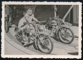 cca 1940 Kislány horogkeresztes játék motorkerékpáron, feltehetően egy német vidámparkban, vintage fotó, jelzés nélkül, 6×9 cm.