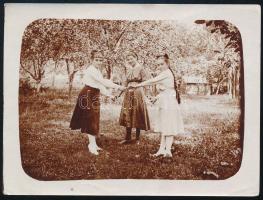 cca 1910-20 Táncoló lányok, Ozsdola (Erdély, Háromszék, Kovászna), hátoldalán feliratozott fotó, jelzés nélkül, 9×12 cm.