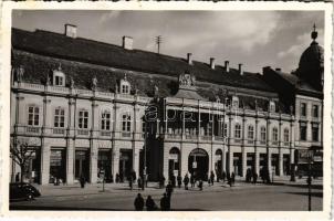 1943 Kolozsvár, Cluj; Bánffy palota, Mátyás király mozgóképszínház (mozi), cukorka üzlet, Vass László, Bányai üzlete, Erzsébet illatszertár, automobil / palace, cinema, shops, automobile