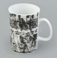 1920-as antwerpeni olimpia emlékére kiadott, kanadai sportolók fotójával díszített modern porcelán bögre. Matricás, jelzett, m: 11 cm / 1920 Antwerp Olympics Canadian team commemorative porcelain mug