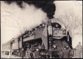 cca 1960 kínai lokomotív kissé gyűrött fotó / Chinese locomotive creased photo 16x14 cm