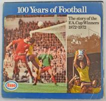Nagy-Britannia / Anglia 1972. Az FA Kupa 100. évfordulója alkalmából 30xklf fém érem, előlapján a klubok címereivel, hátlapján pedig a megnyert döntőkkel és legyőzött ellenfelekkel + bronz érem az 1972-es, jubileumi Leeds-Arsenal döntőről. Az összes érem együtt, sérült karton lapon, a kupa történetéről szóló színes kiadvánnyal T:1,1- United Kingdom / England 1972. 100th anniversary of the FA Cup 30xdif metal medallion, with the clubs logos on the front and the finals which they won against teams defeated on the back + a bronze medallion from the 1972 Leeds-Arsenal final. All the medals together, on a damaged cardboard sheet, with a colorful publication about the cups history C:UNC,AU