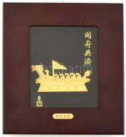 Kínai sárkányhajó, aranyozott plasztika, bársony alapon, üvegezett keretben/díszdobozban, 25x22,5 cm