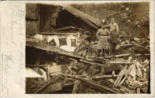 1918 Kolozsvár, Cluj; Katasztrofális sziklaomlás Fellegvár alján, a képen látható katona a házban lakott, de pont az omlás előtt elment otthonról / Cetatuie / catastrophic rock fall, destruction, the soldiers on the photo lived in the house but left just before the fall. photo (EB)