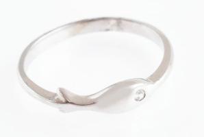 Ezüst(Ag) gyűrű kőékítéssel, jelzett, méret: 58, bruttó: 1,6 g