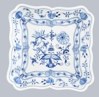Meissen főzelékes tál, porcelán, mázalatti kobaltkék hagymavirág mintával, jelzett: kardos Royal Meissen, három csiszolt vonallal, hibátlan, d: 24,5 cm