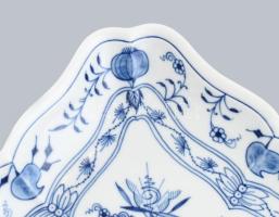 Meissen főzelékes tál, porcelán, mázalatti kobaltkék hagymavirág mintával, jelzett: kardos Royal Mei...