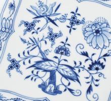 Meissen főzelékes tál, porcelán, mázalatti kobaltkék hagymavirág mintával, jelzett: kardos Royal Mei...