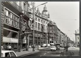 1968 Budapest 24 db nagy méretű városképet tartalmazó album közlekedési és művészi igényű fotókkal. Eltűnt épületek, járművek, épülő szállodák. Képméretek 24x18 cm