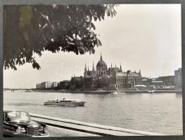 1968 Budapest 24 db nagy méretű városképet tartalmazó album közlekedési és művészi igényű fotókkal. ...