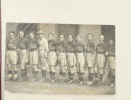 Az 1920-30-as évek labdarúgása gyűjtemény 26 db nagyrészt meccseken készült fotó különböző csapatokk...