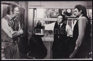 1971 Pisztolypárbaj, amerikai film, 3 db fotó, Kirk Duglas, Johnny Cash, Raf Vallone, felületén törésnyomok, 15×24 cm