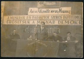 cca 1945-1946 Debrecen - A Magyar Kommunista Párt Debreceni Bizottságnak ülése, a pulpitus feletti táblán Aki a földhöz nyúl, meghal felirat, 6×9 cm