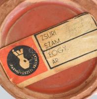 Retró vörös váza, mázas kerémia, alján az Iparművészeti Vállalat zsűri címkéjével, m: 15 cm