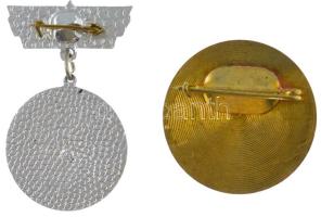 1980 "Közös űrrepülés" műgyantás jelvény (30mm) + "Csillagváros - Gagarin" ciril...