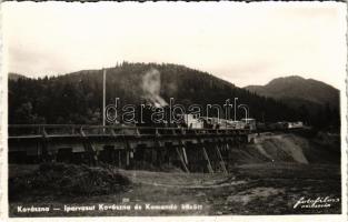 Kovászna, Covasna; faszállító iparvasút Kovászna és Komandó között a hídon, gőzmozdony, vasutasok / industrial railway transporting timber between Covasna and Comandau, locomotive, bridge, railwaymen