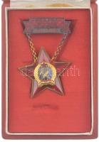 ~1950. Szakma kiváló dolgozója - Könnyűipar Rákosi-címeres zománcozott kitüntetés hátlapon 45355 sorszámmal, sérült eredeti tokban T:2