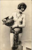 Meztelen erotikus hölgy diadémmal / Erotic nude lady with diadem. P.C. Paris 1601. Made in France
