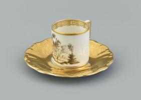 Augarten arany mintás porcelán csésze és alj. Matricás, jelzett, az aljon kopásokkal, m: 5 cm, d: 11,5 cm
