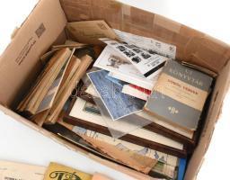 Egy doboznyi vegyes papírrégiség: fotók, bélyeg, reklámok, némi numizmatika