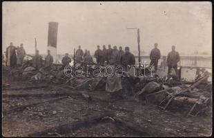 cca 1914-1918 Magyar katonák kiégett automobilok roncsaival, I. világháborús fotólap, 14x9 cm