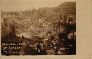 1917 Petrozsény, Petrosani; Bade und Lauzen gef. Rumänen / Román hadifoglyok mosakodása / WWI Romanian POWs (prisoners of war) washing in the creek. photo